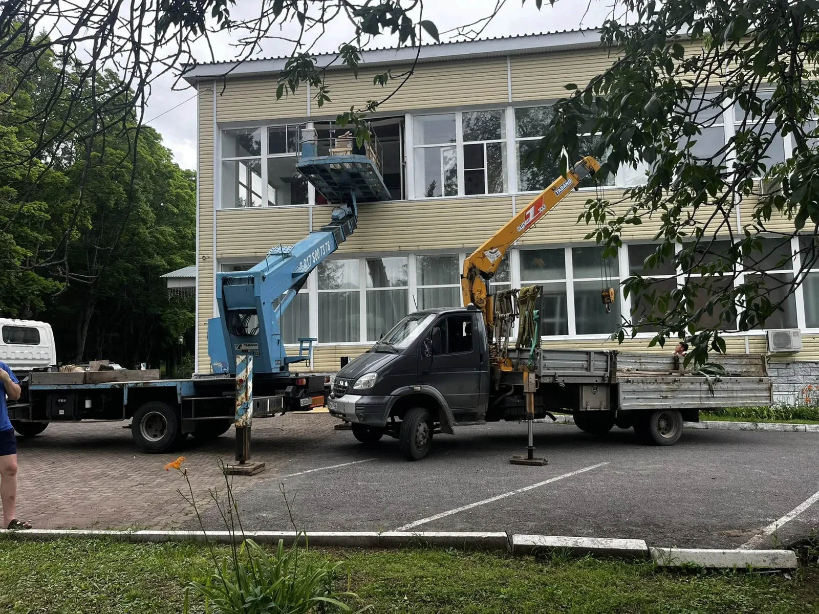 Работа крановой стрелы рядом со зданием